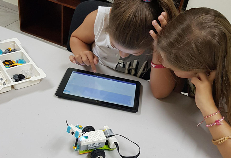 Τα παιδιά μαθαίνουν ρομποτικη με τη εκπαιδευτική μέθοδο της Lego Education